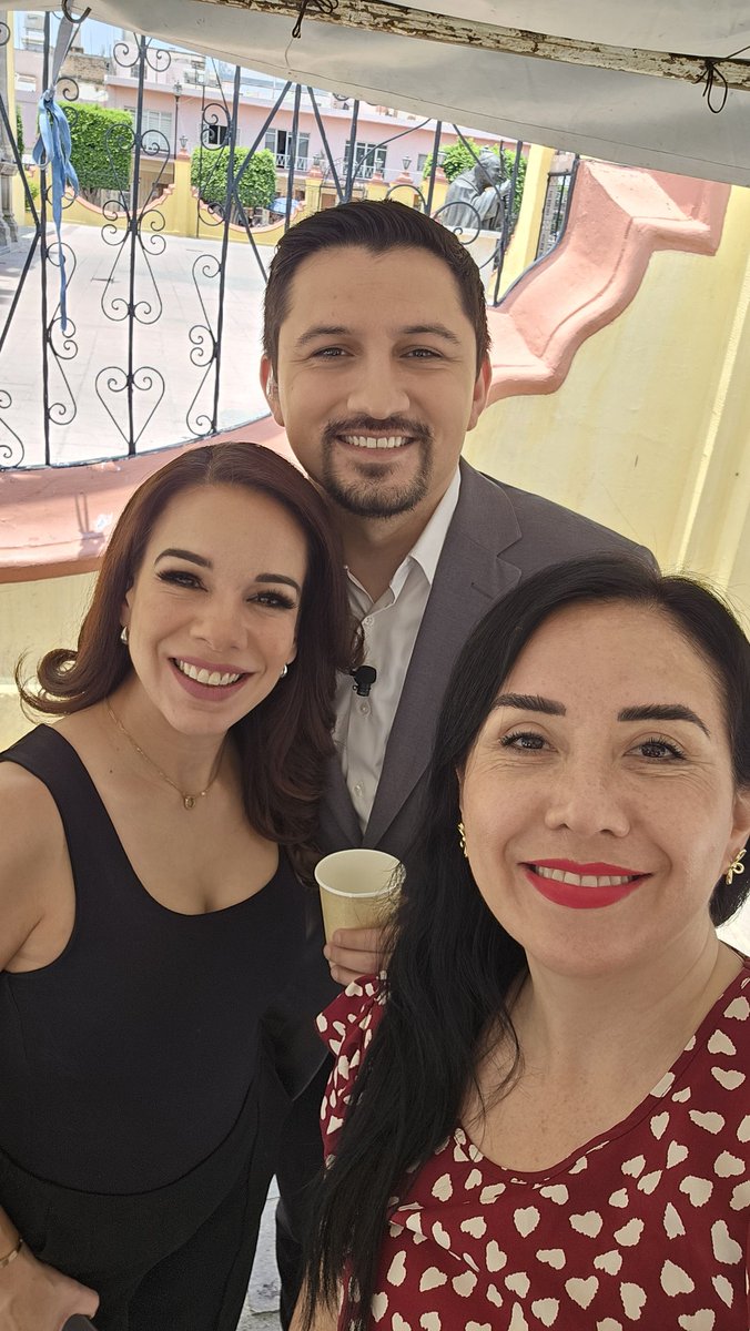 Abrazamos fuerte a tu familia, amigos y colegas. Un gusto haberte conocido y compartir esa luz y carisma de la que todos hablan. 

Descansa en paz preciosa <a href="/Deb_Estrella/">Débora Estrella</a>