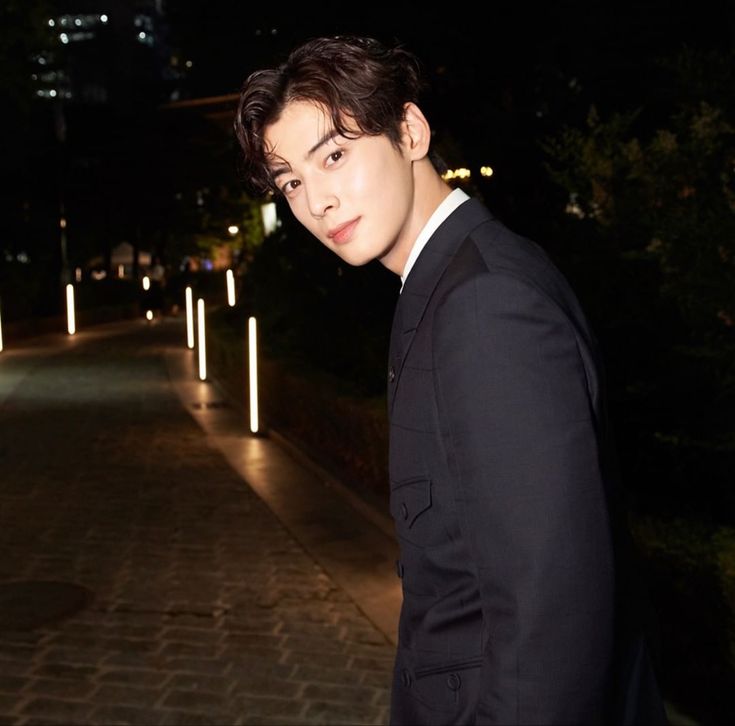 replyisa's tweet photo. insane level of handsome https://t.co/denqyvWWkS