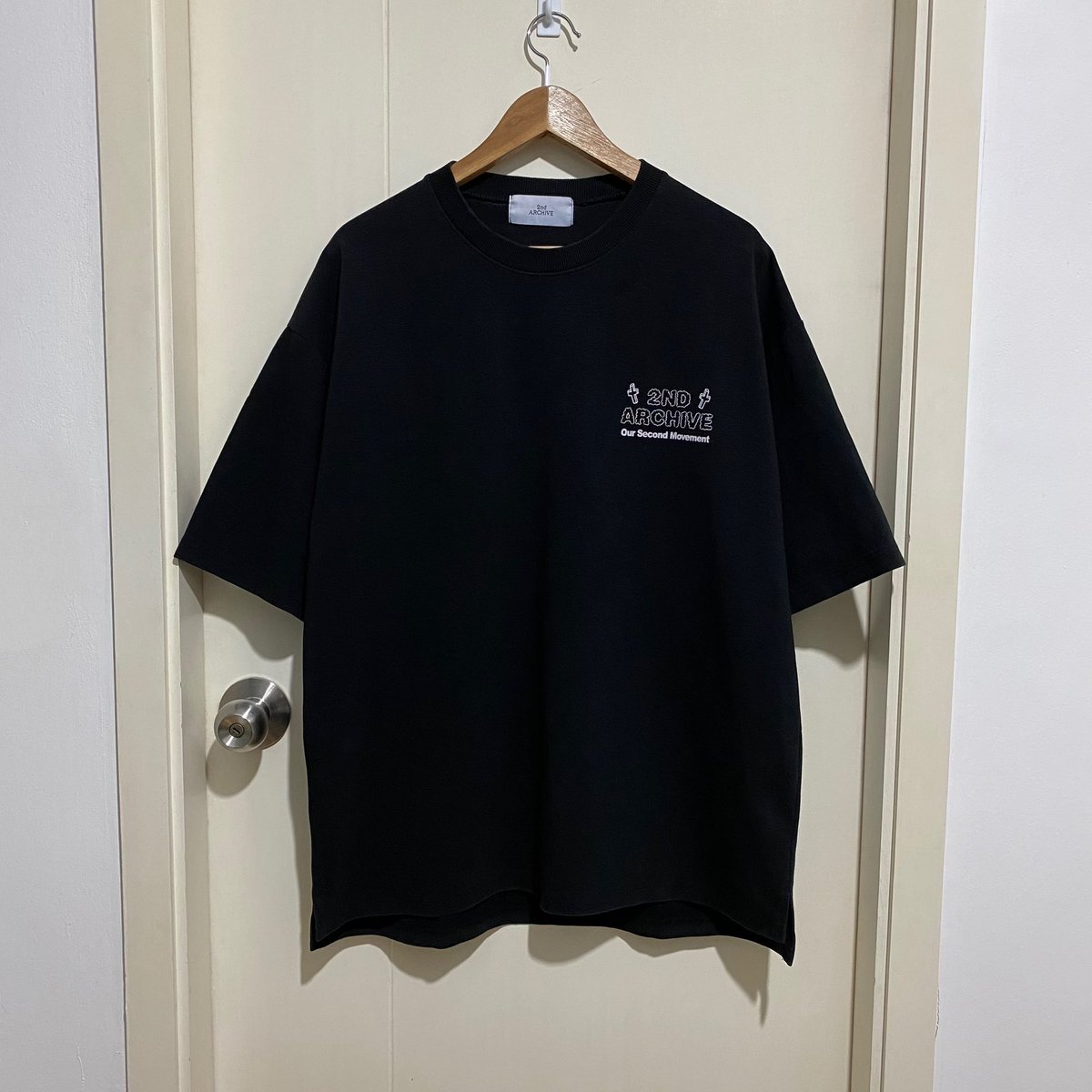 koffwhitesecond's tweet photo. 2ND ARCHIVE T-SHIRT ☆ สีดำทรงโอเวอร์ไซต์ไหล่ตก ลายสวยมากกก ตรงสายรุ้งมีแครกนิดนึง นอกนั้นสวยมาก 9.5/10
♡ อก50 ยาว28
♡ 300 บาท ส่งฟรี
#สเวตเตอร์มือสอง #ส่งต่อเสื้อผ้า #พรีออเดอร์เกาหลี #ไอดอลใส่ #ตลาดนัดENHYPEN #สเวตเตอร์เกาหลี #ตลาดนัดBUS #2ndarchive https://t.co/bQOb7uECkF