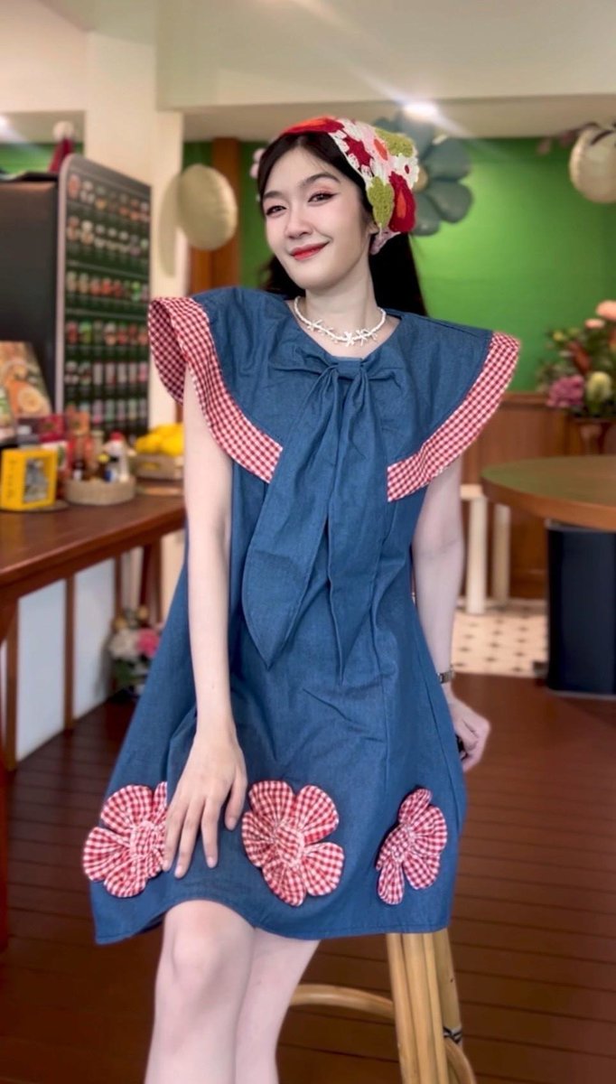 Barny_Shop's tweet photo. [พร้อมส่ง] เดรสคอปกบัวใหญ่แต่งเส้นขอบติดดอกไม้น่ารัก
ขนาด : อก32-38/เอว40/สะโพก42/ยาว33
สี : อ่อน/เข้ม
เดรสผ้ายีนส์ แต่งผ้าคอตตอลลายสก็อต ซิปหลัง

ราคา 350

#เดรส https://t.co/OP1JGrcQPP