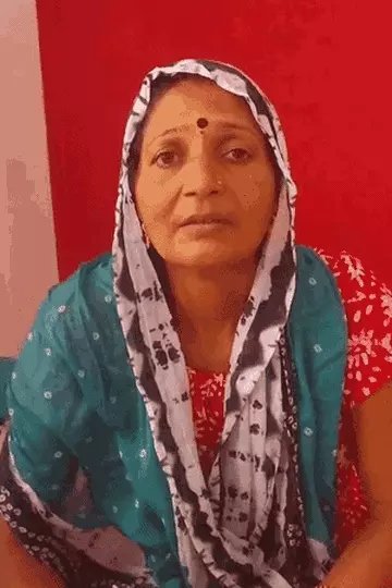 askshivanisahu's tweet image. एटा में एक सास ने अपनी बहू को एक किडनी दान कर दी। डिलीवरी के समय बहू के पेट में इन्फेक्शन फैल गया था। इससे उसकी दोनों किडनियां 75% तक खराब हो गई थीं। महिला ने अपनी मां से मदद मांगी, लेकिन उन्होंने मना कर दिया। इसके बाद सास ने आगे आकर अपनी किडनी देने का फैसला लिया। उनका ब्लड ग्रुप…