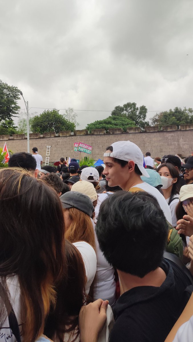 nasa tabi namin si Ralph 😭😭😭 nakaka-starstruck! super gwapoo hahahaha