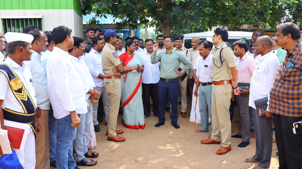 తాడ్వాయి మండలంలోని శ్రీ మేడారం సమ్మక్క సారలమ్మ దేవాలయంను గౌరవ రాష్ట్ర ముఖ్యమంత్రివర్యులు సందర్శించనున్న నేపద్యంలో  చేపట్టవలసిన ఏర్పాట్లను గౌరవ మంత్రివర్యులు <a href="/seethakkaMLA/">Danasari Seethakka</a> గారు, గౌరవ జిల్లా కలెక్టర్ గారు, ఎస్పి గార్లతో కలిసి పరిశీలించారు
<a href="/TelanganaCMO/">Telangana CMO</a> 
<a href="/TelanganaCS/">Office of Chief Secretary, Telangana Govt.</a> 
<a href="/IPRTelangana/">IPRDepartment</a>