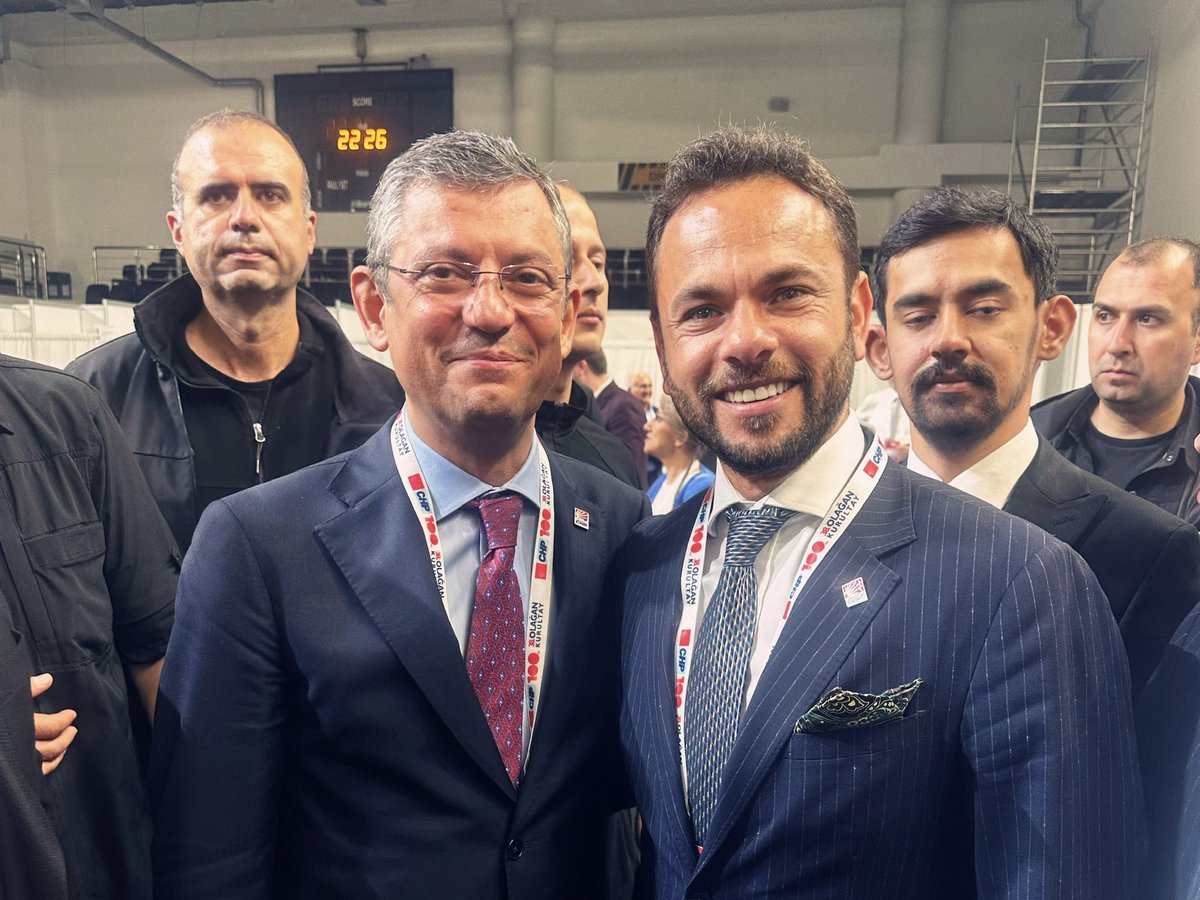 Cumhuriyet Halk Partimiz “darbeye ve kayyıma” karşı dimdik ayaktadır.

22. Olağanüstü Kurultay’ımızda geçerli oyların hepsini alarak bir kez daha seçilen Genel Başkanımız Özgür Özel’i yürekten kutluyorum.

“Yürümek;
yolunda pusuya yattıklarını,
arkadan çelme attıklarını