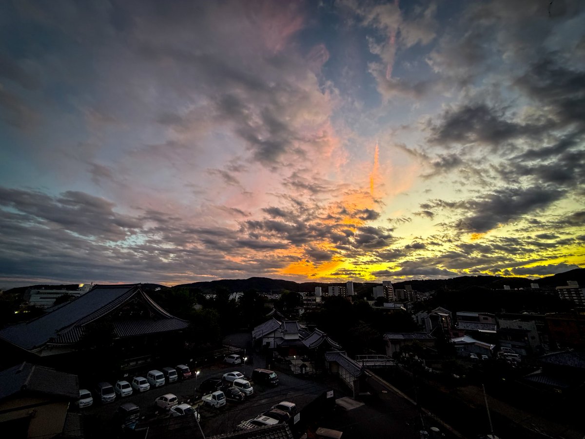 vindvater's tweet photo. 夕暮れの空が綺麗だったので、iPhone 17 Pro Max の三眼レンズを比較してみました。
13mm → 24mm → 100mm
撮れる表現が変わりますよね。

#iphone17promax #shotoniphone #夕暮れ #夕焼け https://t.co/Qizo3bToMP