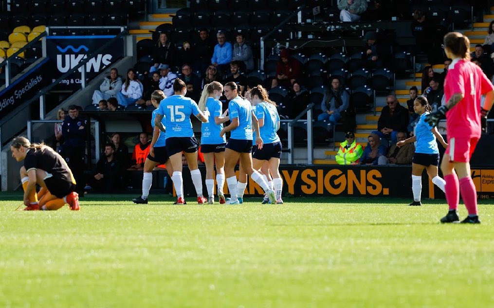 WalsallFCWomen's tweet photo. 📸👥 Early celebrations.

🟡⚫️ 0-1 🔵 https://t.co/OY1tSaS94n