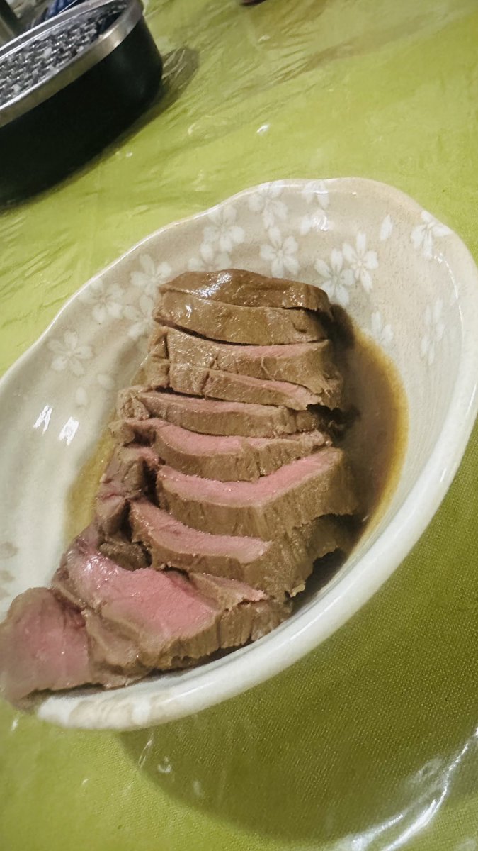 hiro94243856's tweet photo. 今日のお夜食鹿肉のローストとニンニク風味のロースト https://t.co/vOmc1UIHQ2