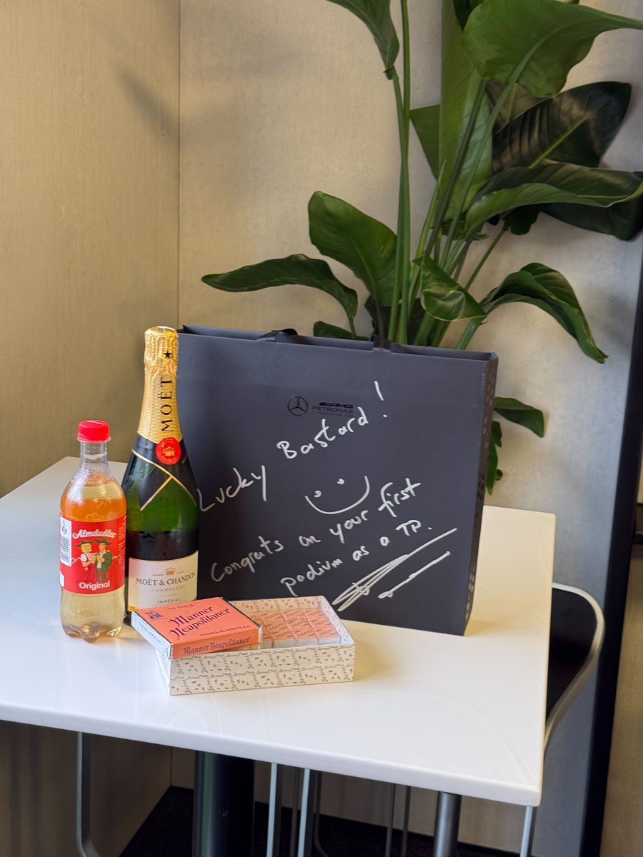 Toto with a gift for Vowles after Sainz's podium 🤭