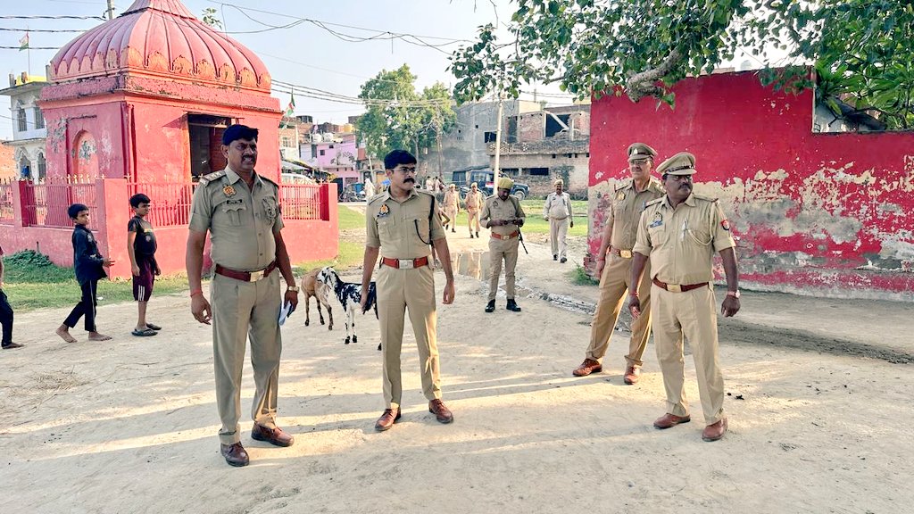 #SPGonda के निर्देशन में #सीओ_करनैलगंज श्री अभिषेक दवाच्या द्वारा शारदीय नवरात्र के दृष्टिगत थाना कर्नलगंज व थाना कटरा बाजार क्षेत्रांतर्गत रामलीला स्थलों का निरीक्षण कर संबंधित को सुरक्षा-व्यवस्था हेतु आवश्यक दिशा-निर्देश दिए गए।

#UPPolice
#GondaPolice