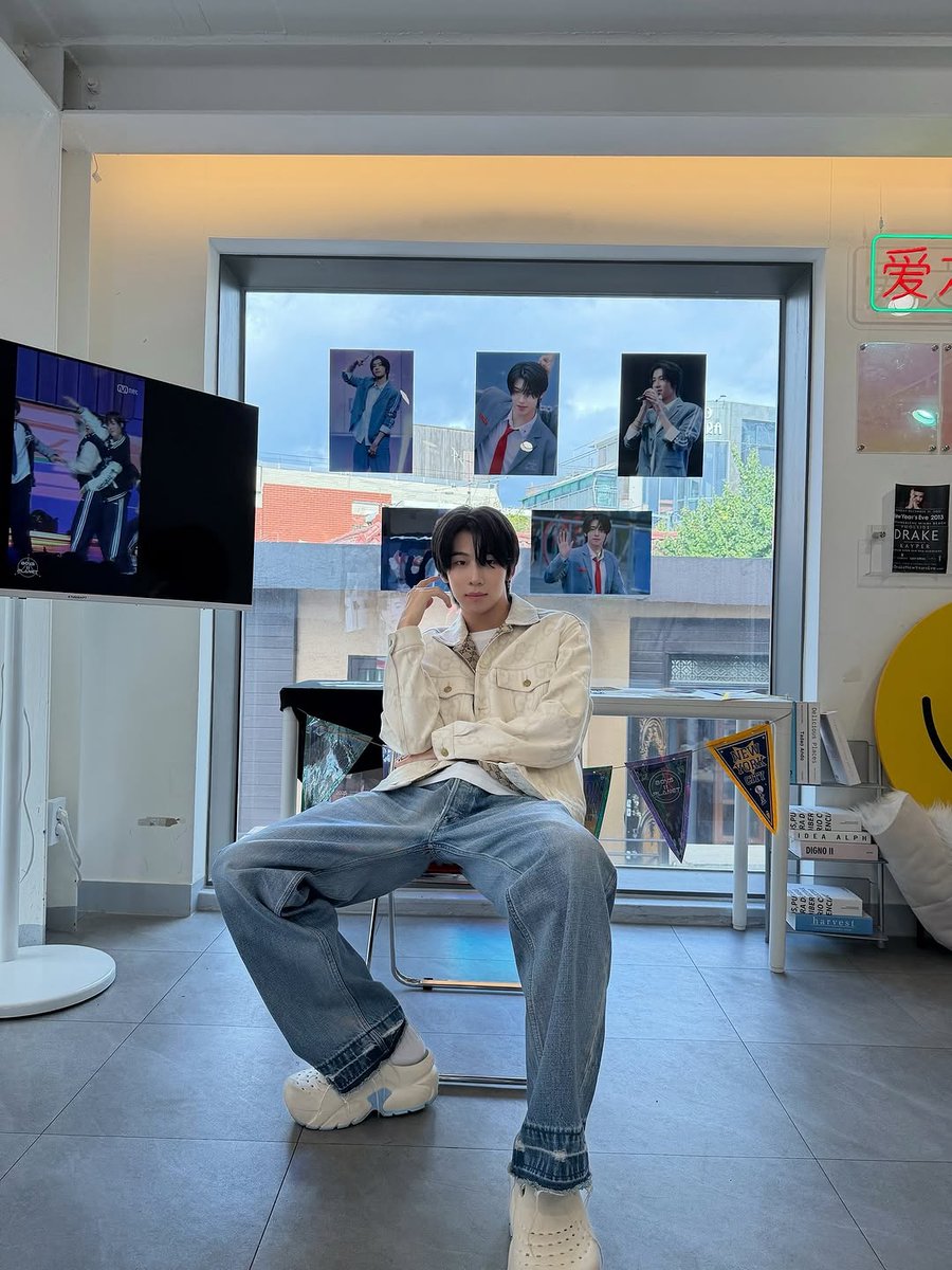 NIAN_GLOBAL's tweet photo. 250921 | raplikenian IG post

"Thank you so much for giving me good memories.
See you next time, Nyangbodan😎🤙"

he approves the fandom name, we cheer! 🥂
#NIAN #NIANBOHENG #니안보행 #年博恒 https://t.co/vmBY3qfDB6