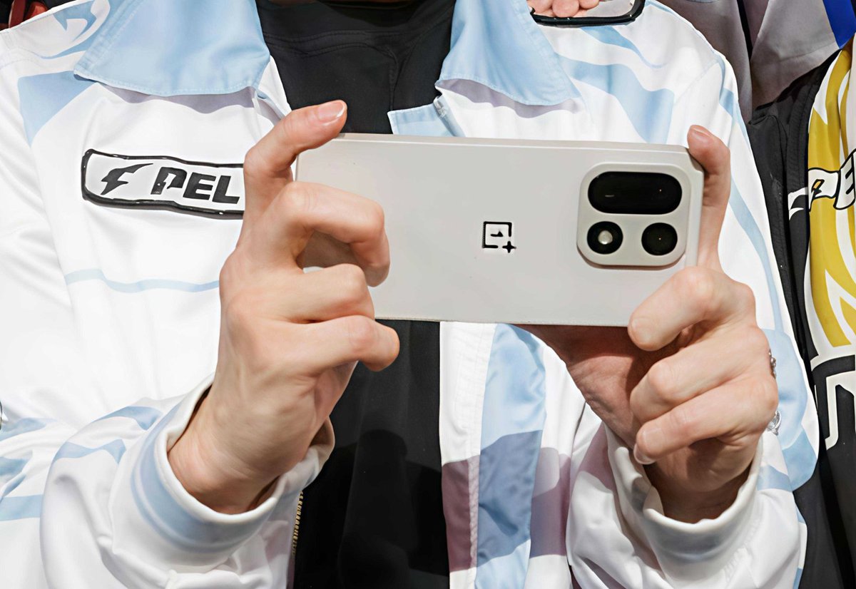 TechySakib's tweet image. OnePlus 15 first look.

How many marks out of 10 would you give to OnePlus 15?

#OnePlus15 #oxygenos15