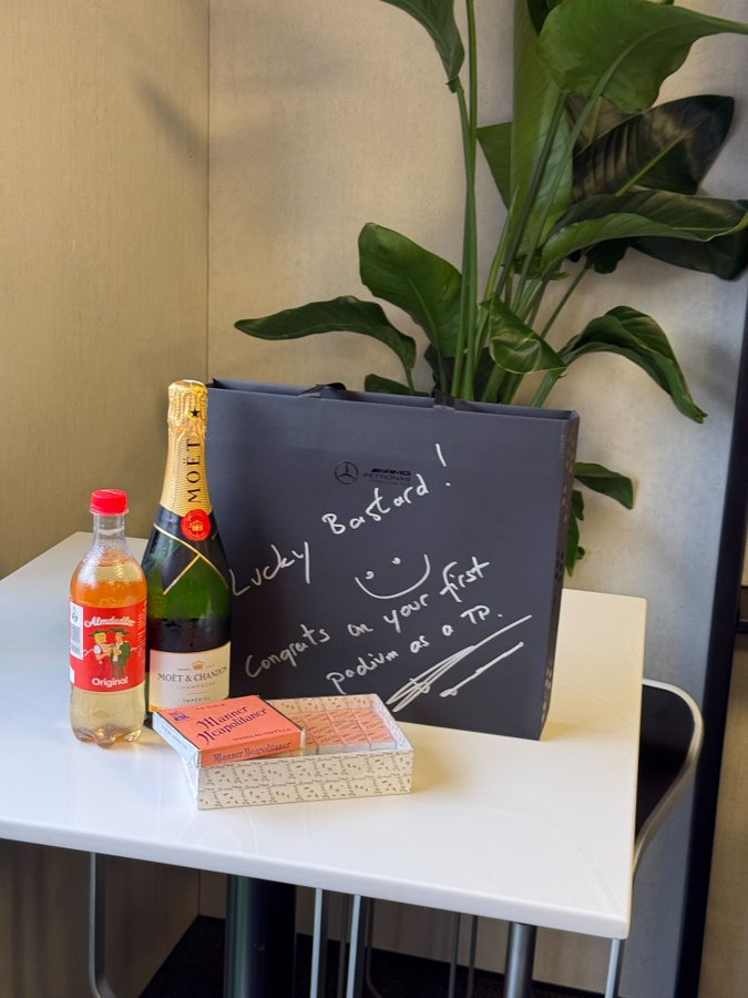 🚨 Toto and the team gave a gift to James Vowles and his team for his first podium as TP

😅