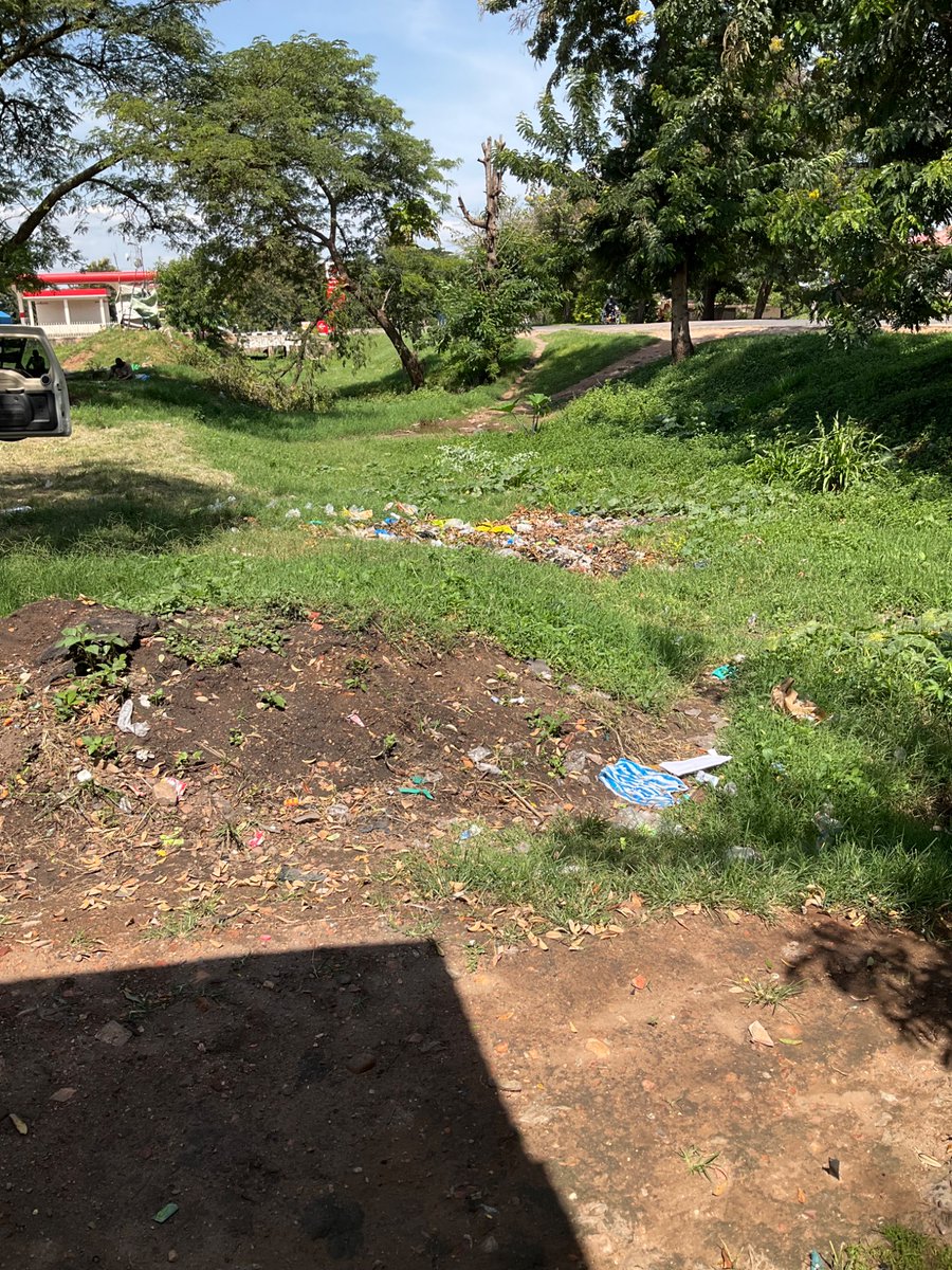 tomceze's tweet photo. To deal with rubbish on a daily basis on my own to be able to open a café on #KilembeRoad makes no financial sense.
Will try to arrange with local guys to use rubbish bins which we will install, but what to do when they are full? We can’t continue to burn, that smoke is cancer. https://t.co/WbPQZmKYC4