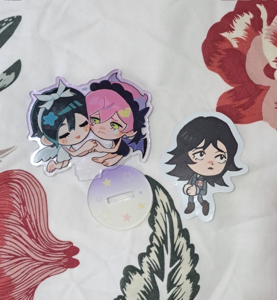 y por último las pegatinas de <a href="/nouconcept/">✨ Nou 🌱🌷✨</a>, la photocard de nana de <a href="/onzzes/">sara 🌹</a> y la pegatina y standee de <a href="/Rikoicoico/">Riko 💖 ✈</a> 🥹💞💞 todo precioso y todas majísimas!!!  estoy encantadísima