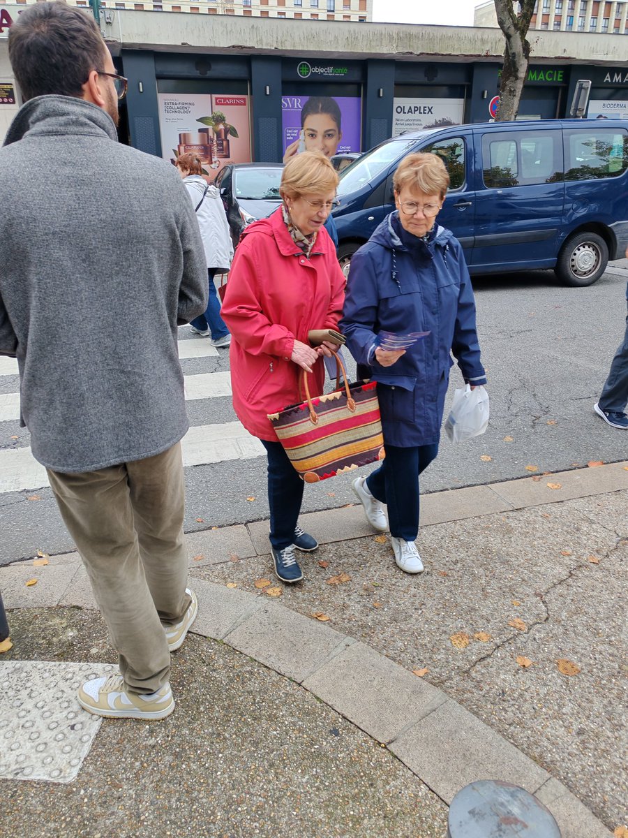 Ce matin sur le marché de #MeudonLaForêt, nous avons eu le plaisir d’échanger avec les habitants en tractant pour <a href="/lesRepublicains/">les Républicains</a>.

L’occasion d’affirmer notre soutien au combat de <a href="/BrunoRetailleau/">Bruno Retailleau</a> pour une droite claire et de convictions ! 🇫🇷 #Meudon #LR