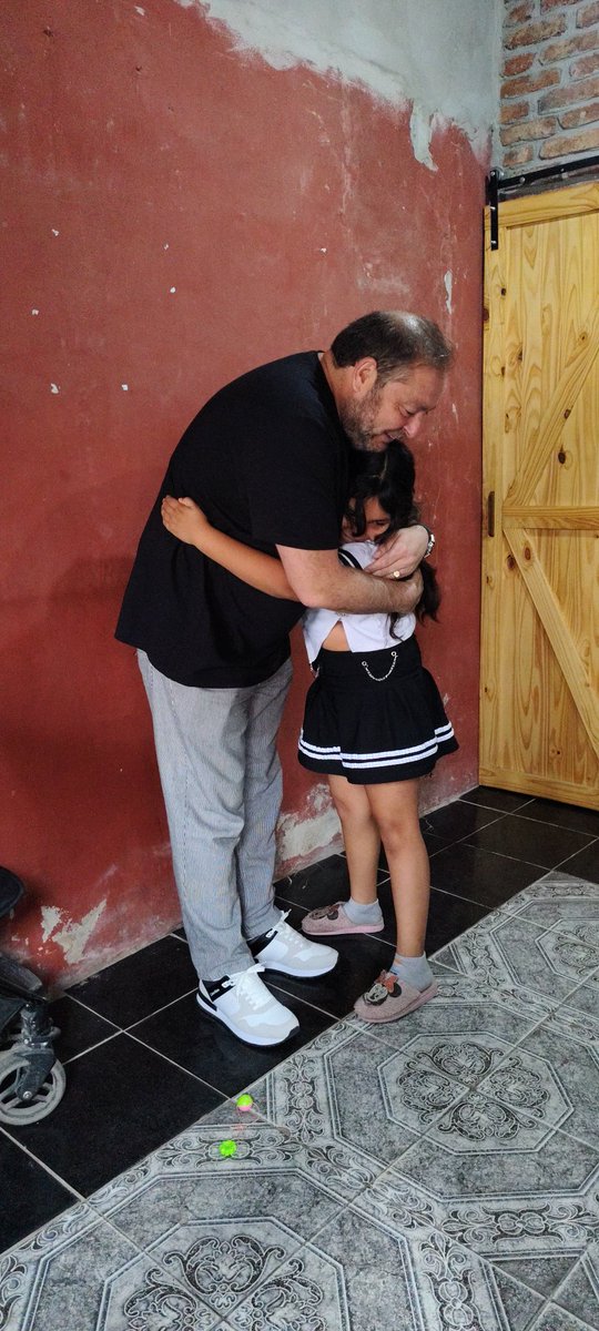 Me conmovió ver cómo una personita tan joven podía tener un interés genuino en mi trabajo. Fue un encuentro lleno de alegría y gratitud, y me siento afortunado de haber podido compartir este momento con ella.