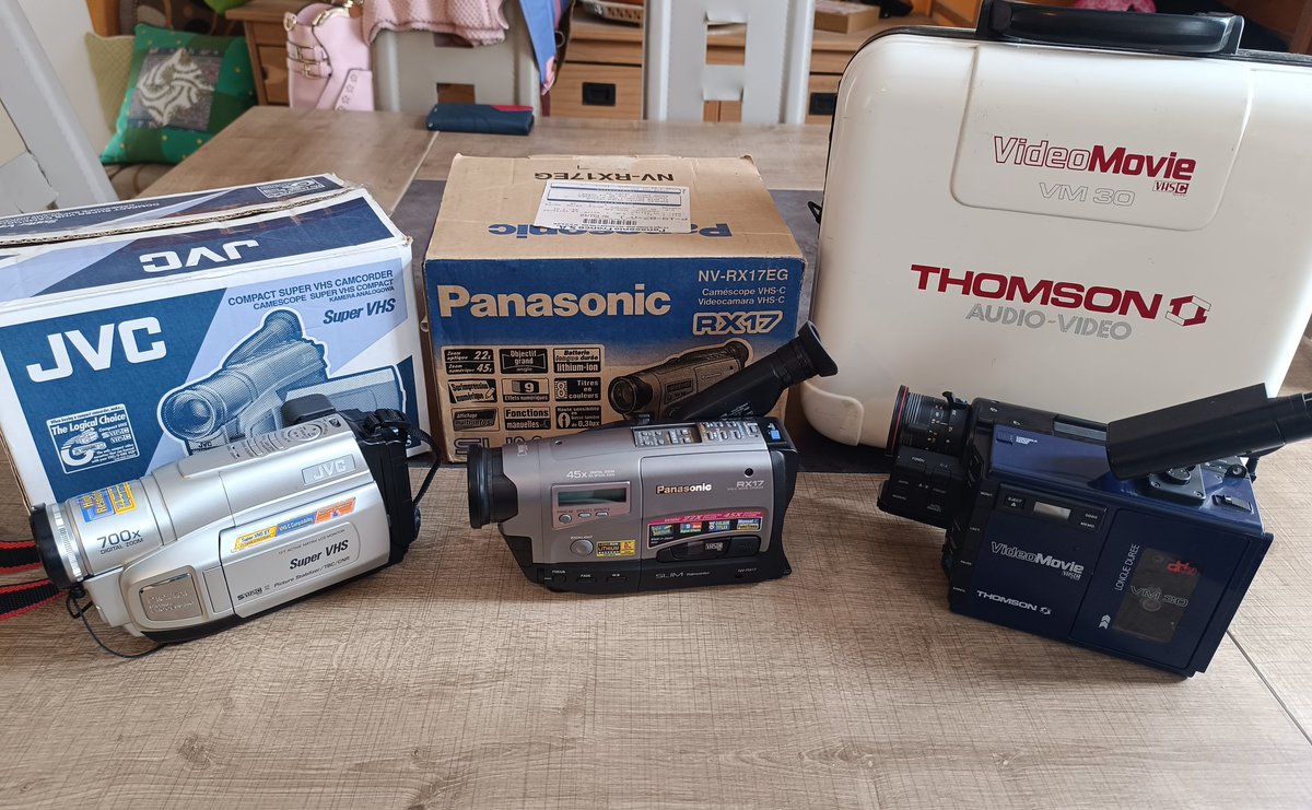 Ikari97997375's tweet image. Sa traîne dans les placards , je viens de tester sa marche nickel .
Il me reste plusieurs K7 S.vhs
Je vais pouvoir créé un long métrage 😅
#movie #camera