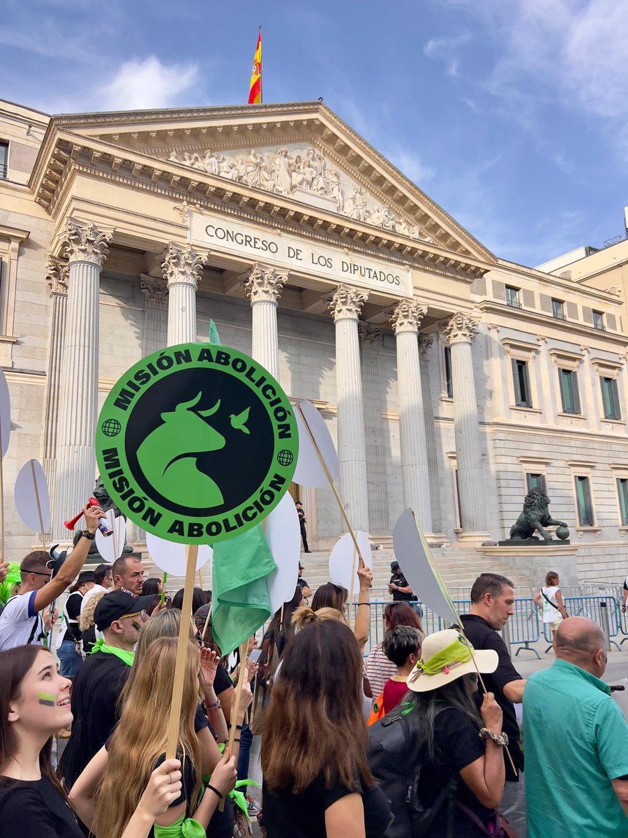 💪🏼 Ayer llenamos Sol para pedir la abolición de la tauromaquia en España.

10.000 personas participaron en la mayor manifestación antitaurina, convocada por PACMA, que se celebra en nuestro país.

No pararemos hasta la abolición 💪🏼.

#tauromaquiaabolición