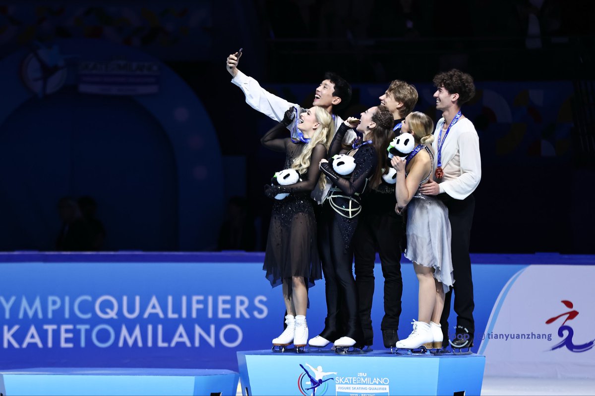InTheLoPodcast's tweet photo. Our ice dance medalists at #SkateToMilano #ChineseNebelhorn
🥇#AllisonReed / #SauliusAmbrulevicius 🇱🇹 198.73
🥈 #HollyHarris / #JasonChan 🇦🇺 183.50
🥉 ##SofiaVal / #AsafKazimov 🇪🇸 170.32 https://t.co/p0bVvbh2qv