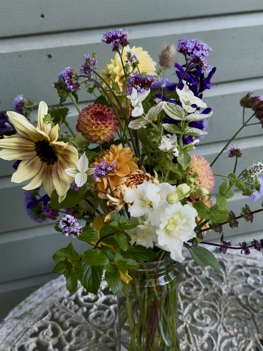 Last of this year’s sunflowers in this bunch, I made up yesterday 😔