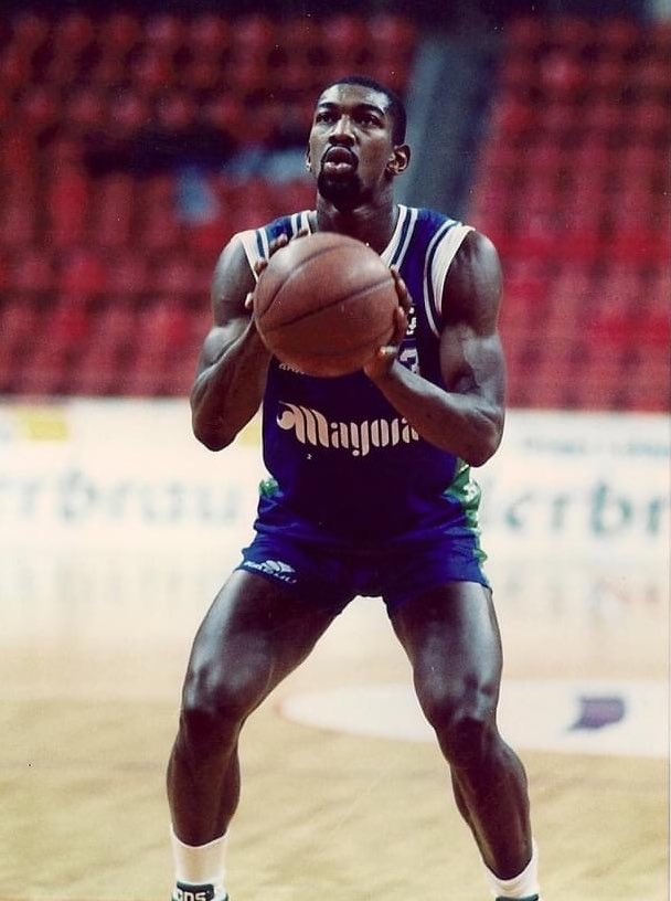 🔙 Hoy, en el 'Mitos, leyendas e historias del deporte andaluz', el Mayoral Maristas de Málaga, que estuvo cuatro campañas en la élite 

🔊 Nos acompañan Pedro Ramírez, uno de los técnicos, y los exjugador es Juanma Rodríguez y Nacho Rodríguez 

🗣️ Con Juanma Ávila y <a href="/VentoNacho/">NachoVento</a>