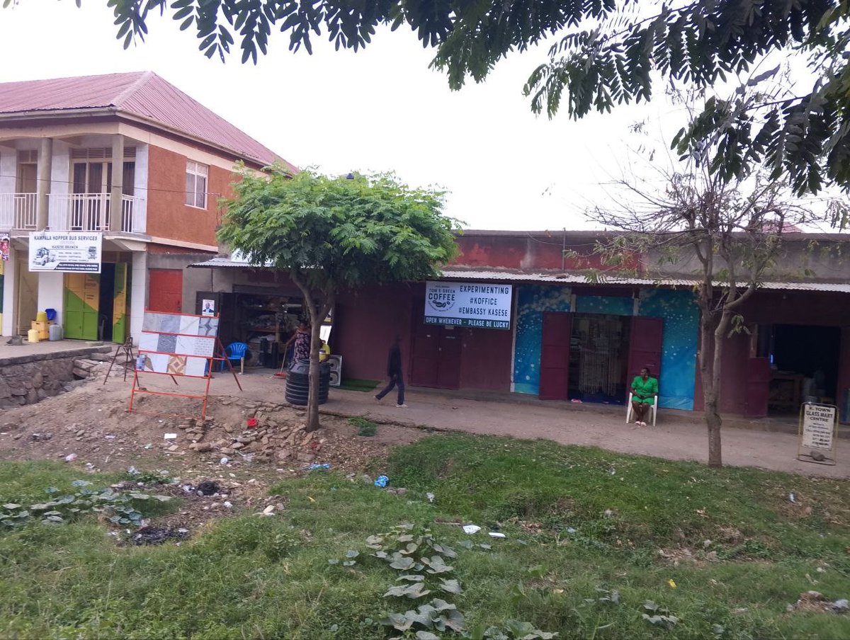 tomceze's tweet photo. To deal with rubbish on a daily basis on my own to be able to open a café on #KilembeRoad makes no financial sense.
Will try to arrange with local guys to use rubbish bins which we will install, but what to do when they are full? We can’t continue to burn, that smoke is cancer. https://t.co/WbPQZmKYC4