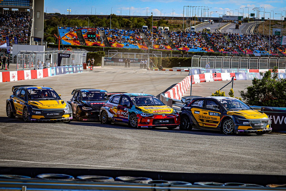 TOSFED's tweet photo. 2025 FIA Dünya ve Avrupa Rallikros Şampiyonası finali World RX of Türkiye ilk gününü İsveçli Johan Kristoffersson birinci tamamlayarak, kariyerinin sekizinci Dünya Rallikros Şampiyonluğu için büyük avantaj yakaladı.

https://t.co/n7nvGFxk3w https://t.co/LXGRncx7Vc