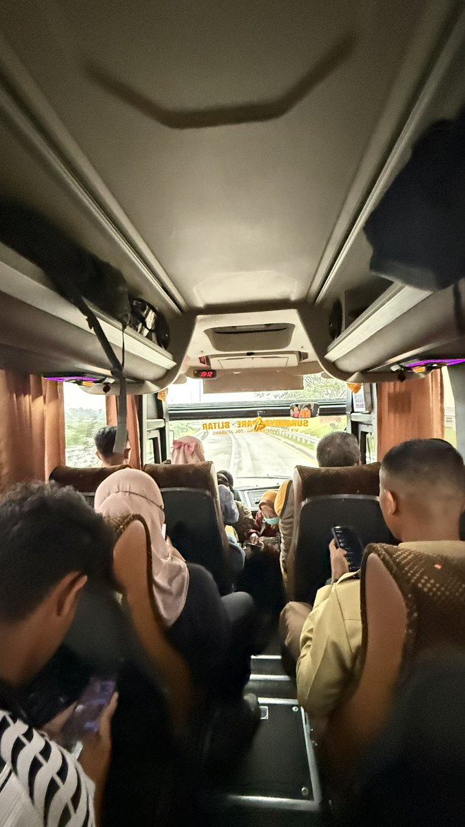 MandaFA_'s tweet image. rencana weekend pengen full rebahan tiba2 dah berdiri di bis aja 🙃🙃