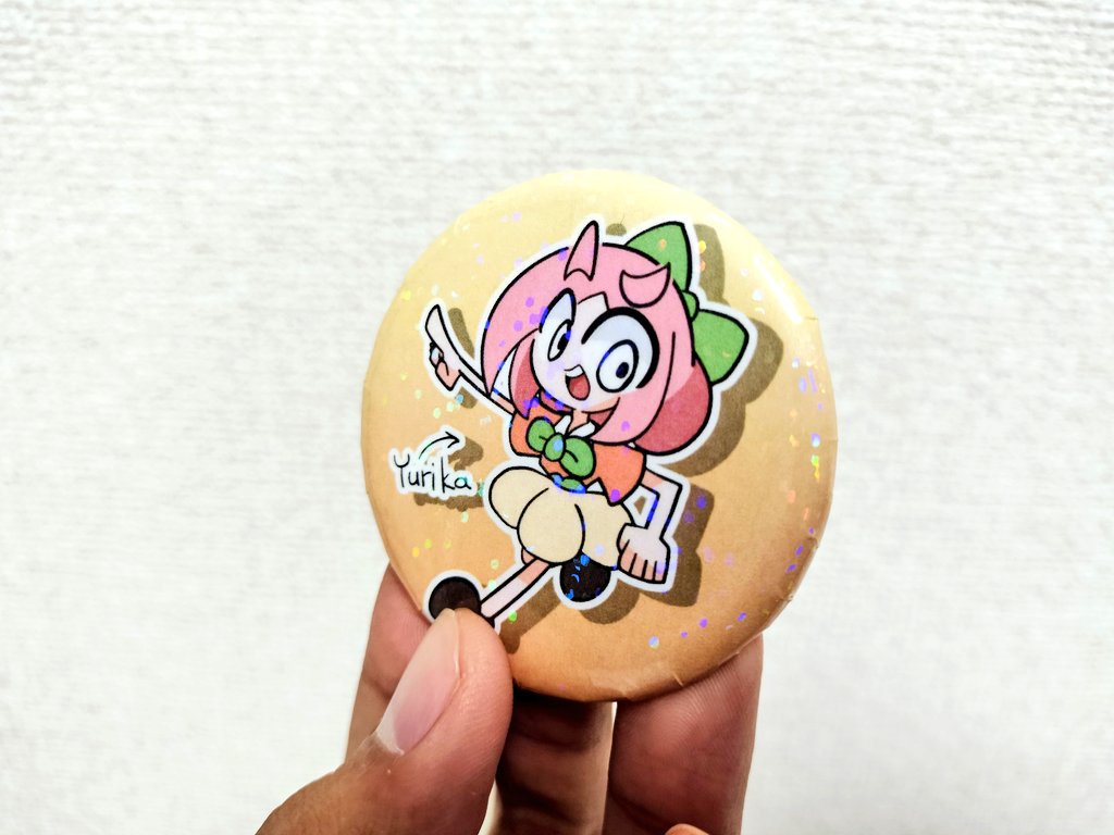 知り合いが缶バッチを作ってくれました
キラキラしてて可愛いです✨