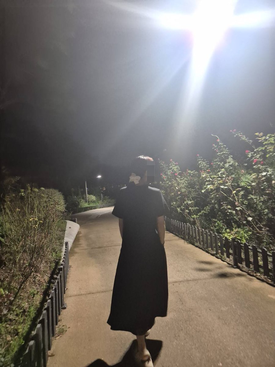 가끔 산책하다보면 남자들이 내 와이프를 스캔하는 눈빛을 흔히 볼수있다
연애초땐 참 아이러니했는데 지금은 감사하다 가끔 노출된 옷 입고 나갈때 물어본다
"그렇게 입고 나가면 안쳐다봐?"
"보라고 입는건데" 
라고 하며 나간다 시선강간을 즐기는 내 와이프 이게 맞나싶지만 기분은 좋다 ㅎ
#섹트