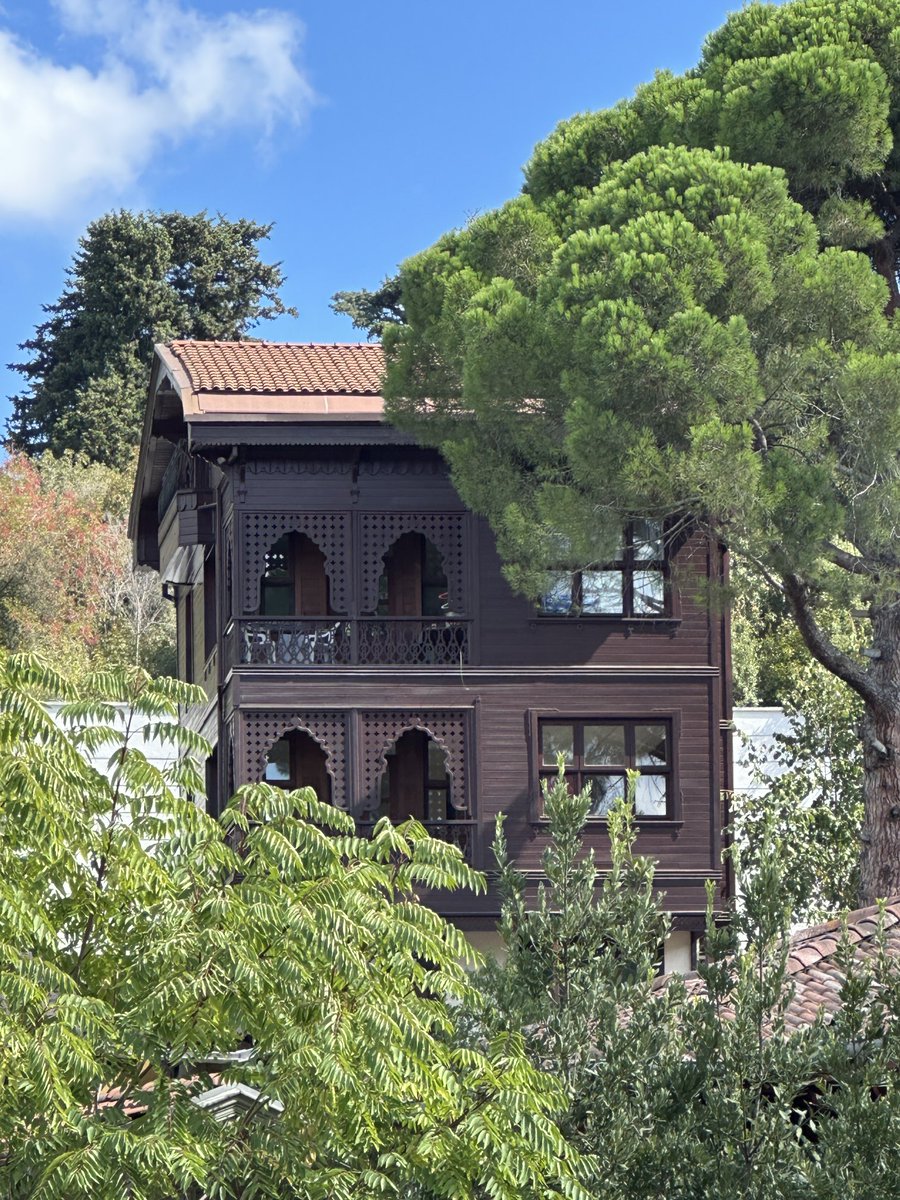 O balkonda olup kahve içmek vardı. Beylerbeyi