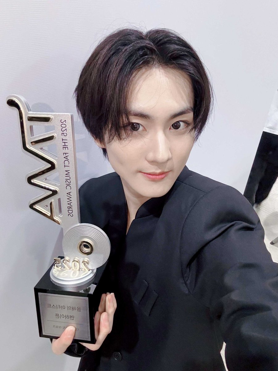 [ #정원’s Post ] 250921

#JUNGWON: I passed out right away yesterday so my thank you greeting is late😭
It felt strange to be able to receive various awards at TMA where we received our first Rookie of the Year award heh
Time really flies…
Since we won the Rookie of the Year