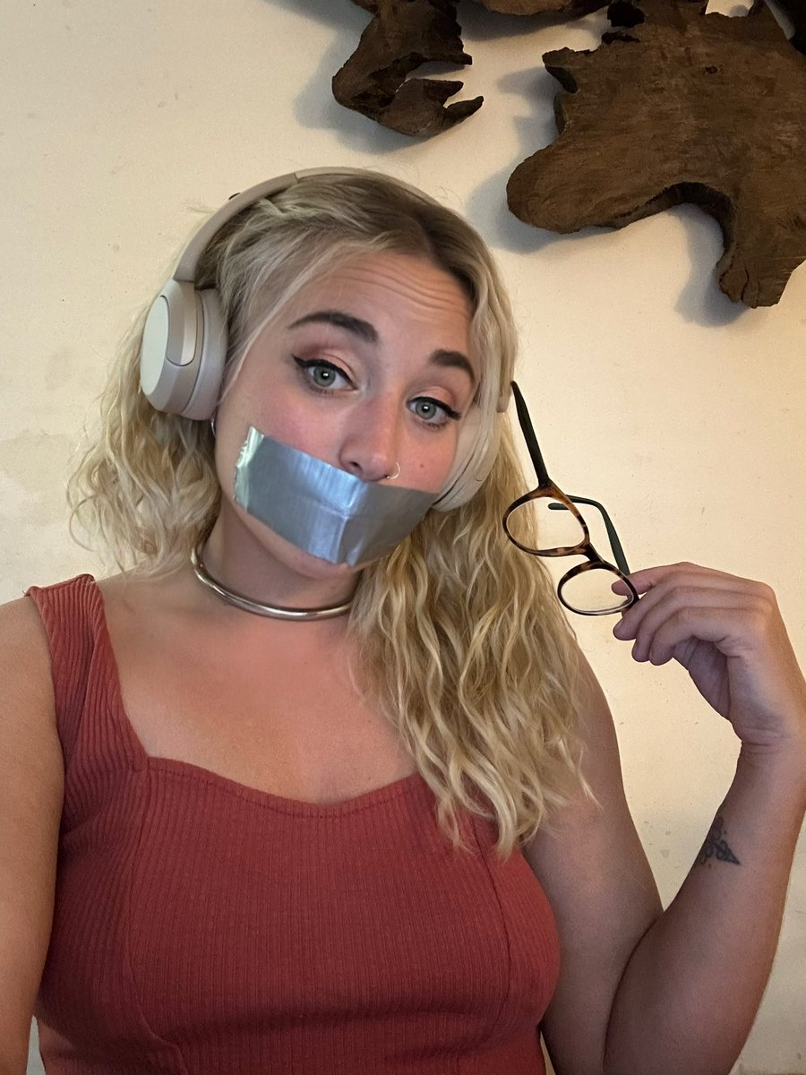 The only way I can productively edit anything.

So remember these photos the next time you’re touching yourself to one of my clips or your custom video.. I likely edited it like this 😝❤️‍🔥❤️‍🔥