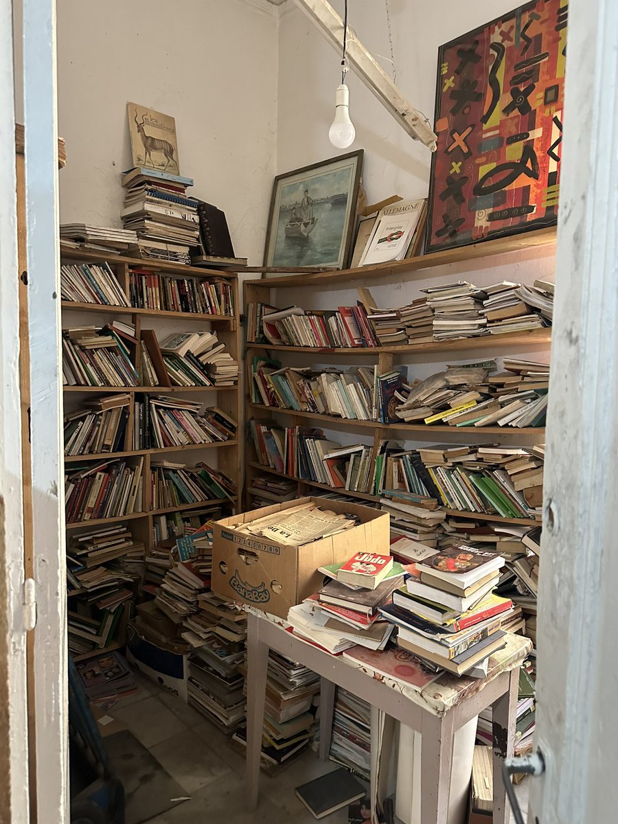 بعيدا عن الضجيج .. داخل المكتبة..  خارج العالم 📚  .. شارع الدباغين وسط العاصمة تونس 🇹🇳