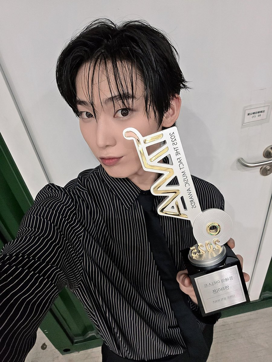 enhypenweverse's tweet photo. [ #선우’s Post ] 250921

#SUNOO: First off, I’m really thankful to have been able to receive awards thanks to ENGENEs this time as well, and since there are many award ceremonies this year, please look forward to the rest of our performances, everyone! Thank you!!

(1/2)

@ENHYPEN_members @ENHYPEN #ENHYPEN #엔하이픈
