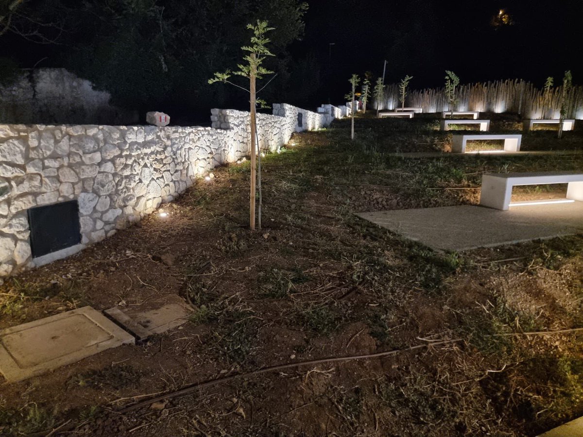 In questa splendida domenica di un’estate che sembra non voler finire, vi invito a riscoprire la partenza del percorso per Madonna Fore.

Abbiamo ampliato l’area, realizzato nuovi parcheggi e costruito un piccolo teatro, punto di riferimento per la convivialità.