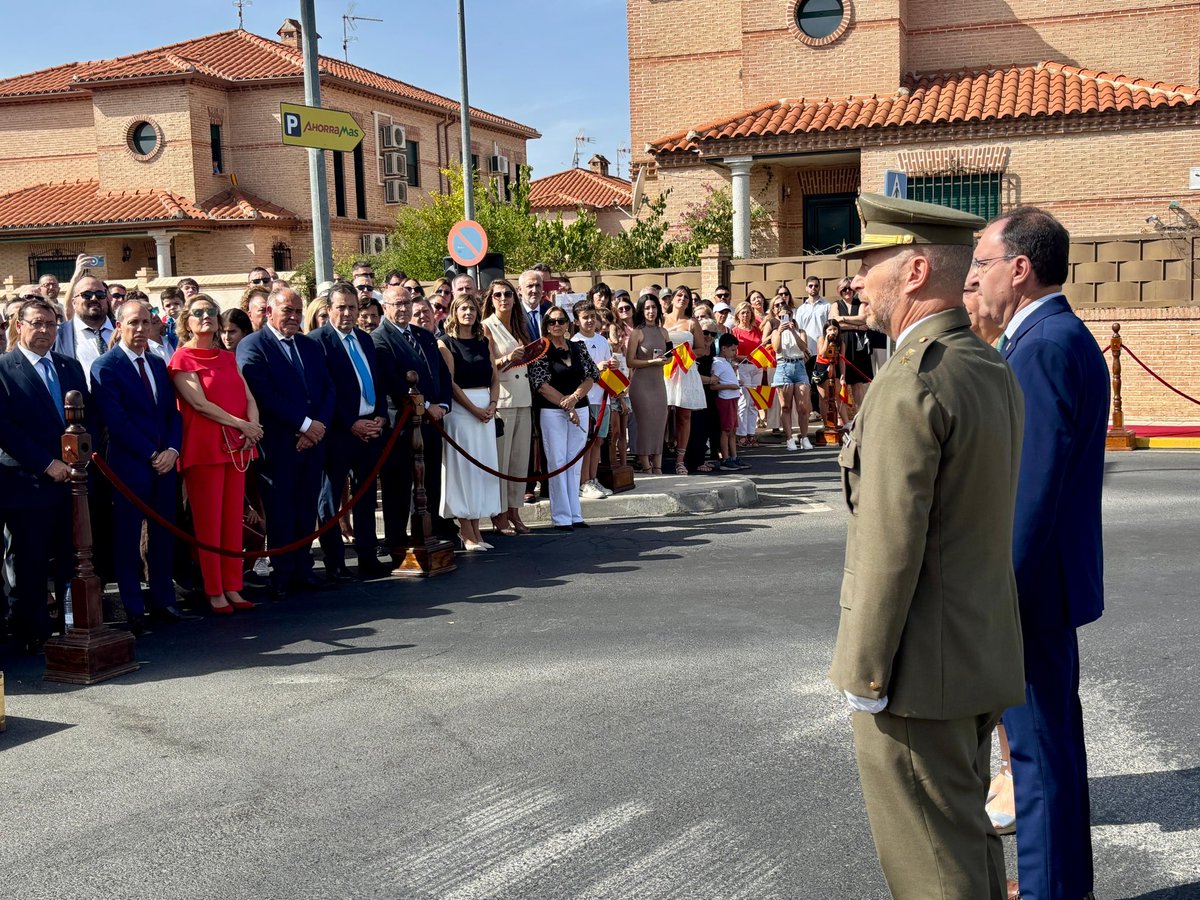 carolagudo's tweet image. Argés rinde homenaje a la bandera 🇪🇸junto a la Academia de Infantería. 

Un día importante para resaltar el valor de nuestros símbolos, la unidad, el compromiso con nuestra historia y el orgullo de ser español. 

Felicidades, Alcalde.