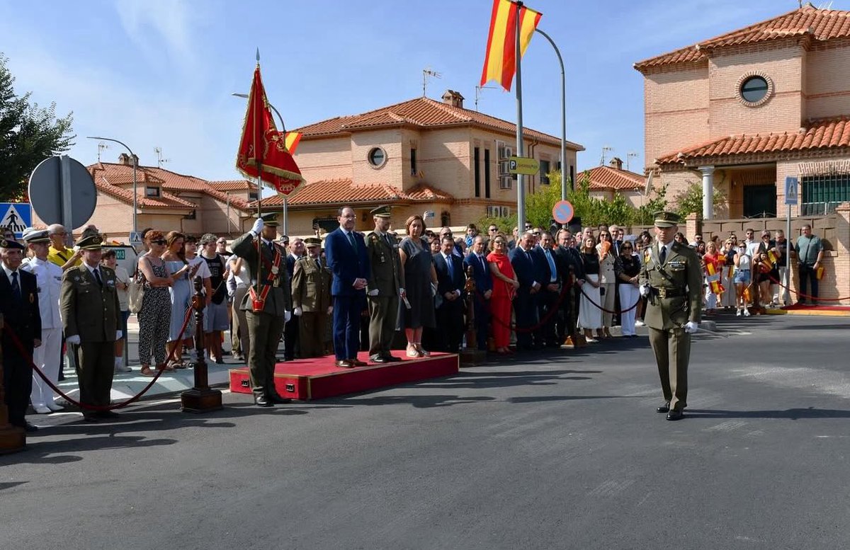 carolagudo's tweet image. Argés rinde homenaje a la bandera 🇪🇸junto a la Academia de Infantería. 

Un día importante para resaltar el valor de nuestros símbolos, la unidad, el compromiso con nuestra historia y el orgullo de ser español. 

Felicidades, Alcalde.