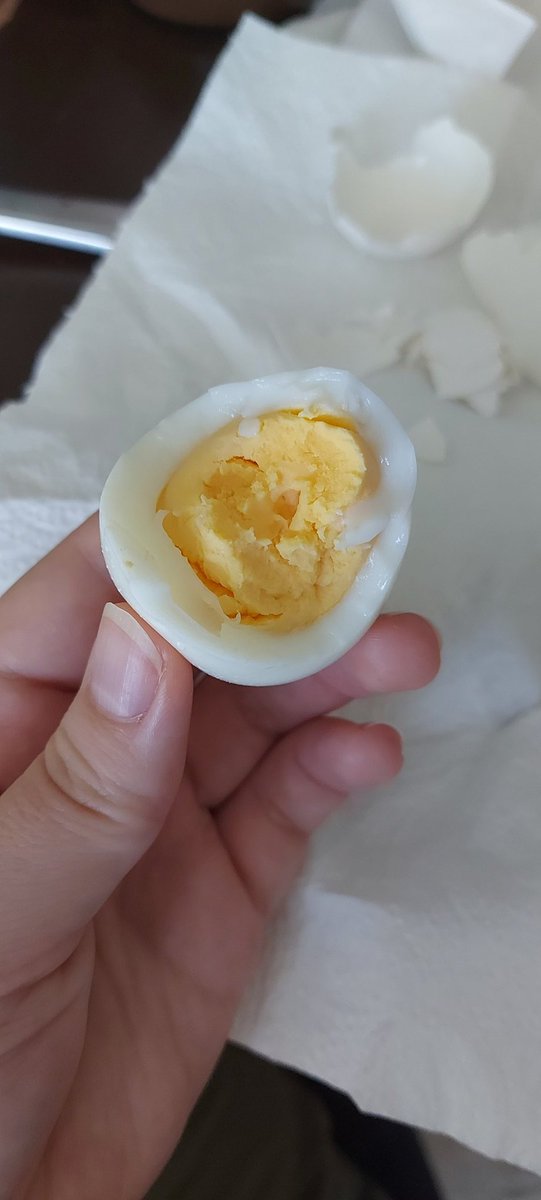 Ich hasse es, wenn mein Ei so ist. Ich mags eher, wenn es noch flüssig in der Mitte ist 🥰 

Wie esst ihr euer Sonntags Ei?