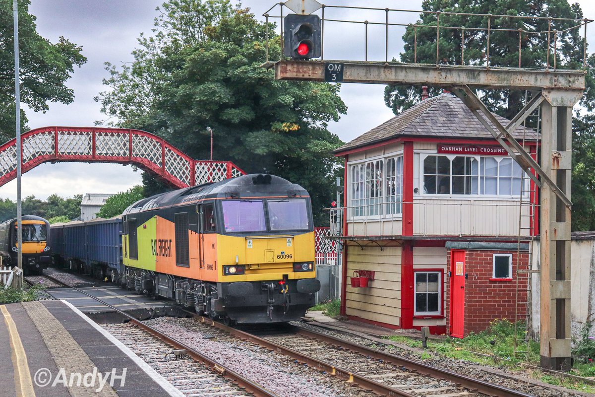 holtona72's tweet image. #SignalboxSunday Another visit to Oakham yesterday &amp;amp; a 2nd view of the sand train passing through. Hired-in from #GBRF, 60096 'Skiddaw' heads 6M89 Middleton Towers to Ravenhead Sidings over the crossing &amp;amp; through the station seconds after a departing XC service! #Rutland 20/9/25