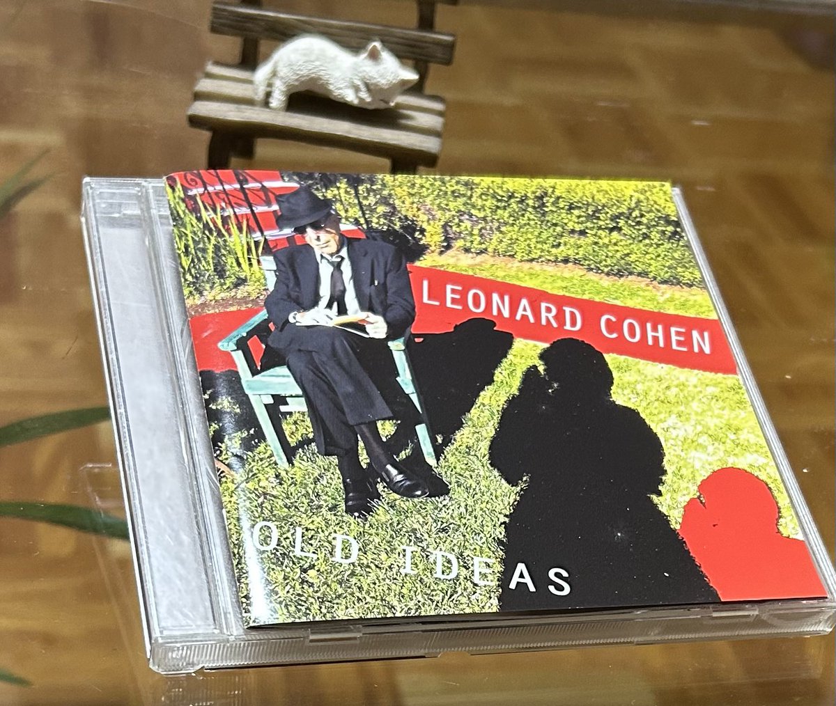 過去を懐かしんで
ずっと生きられると思っていた
でも暗闇に取り付かれた

レナードコーエンは歌わない
枯れた声で語るだけ
崩れいく世界が美しい✨✨

OLD IDEAS / LEONARD COHEN