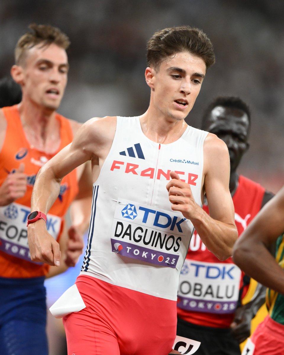 FFAthletisme's tweet photo. 🔥 Trois Français, 12h47, une finale de 5000 m qui promet d’être bouillante !

⚔ Jimmy Gressier, Yann Schrub et Etienne Daguinos vont en découdre sur la piste de Tokyo !

🧐 Qui parviendra à tirer son épingle du jeu dans ce final explosif ?

💻 La compétition est à suivre en DIRECT sur https://t.co/e4Y9k10hFL et https://t.co/FbgxXVzjCW

#WCHTokyo25