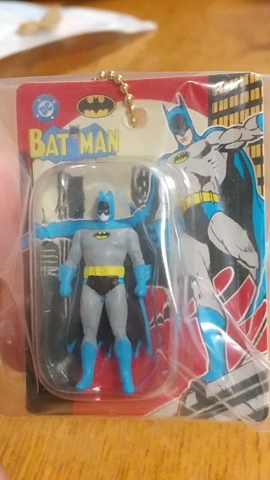 普段行く機会の無いショッピングモールで見つけたバットマン。

造り荒いなと思われそうですが
これブリスターは5センチ、フィギュアは3センチのガチャガチャです。

やっと見つけたのでやはりここは「バットマン来てくれ!」と念じていたら見事ブルース降臨🦇✨

関西の平和はこれで万全です。 