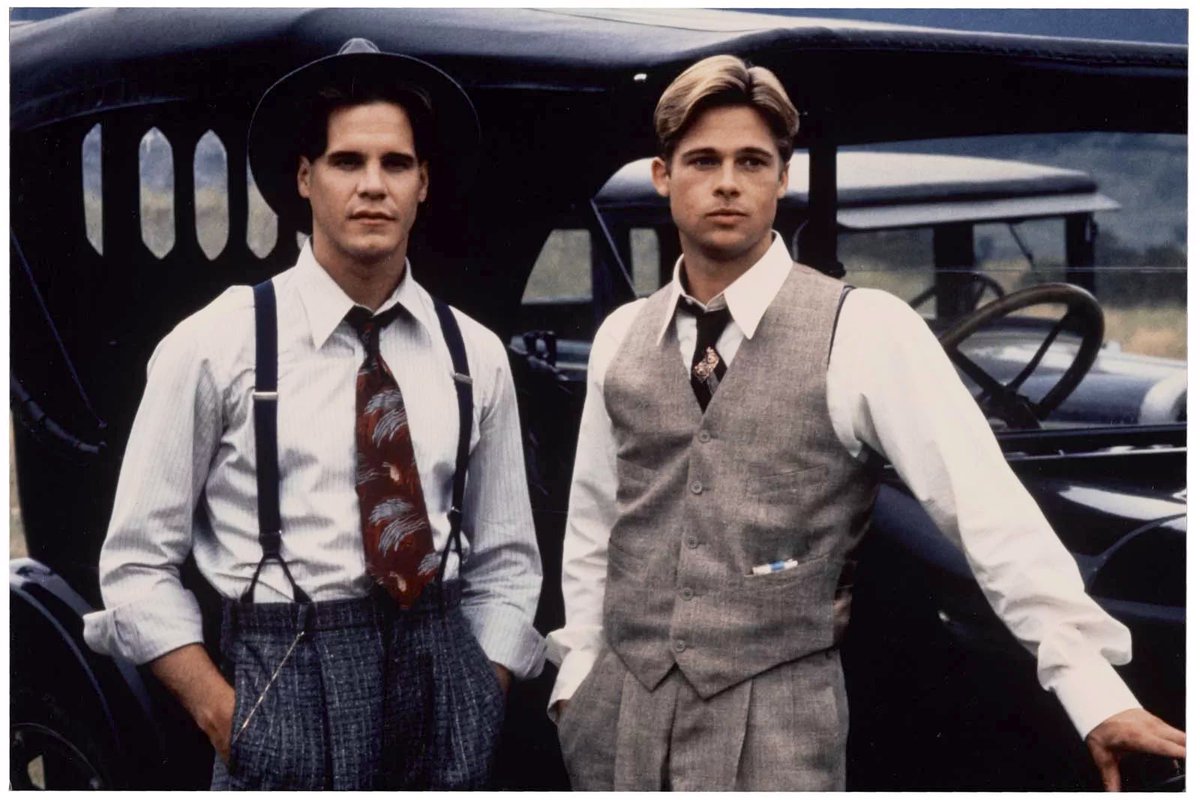 À 13h30, <a href="/ARTEfr/">ARTE</a> rend hommage à #RobertRedford avec «Et au milieu coule une rivière», son 3ème film en tant que réalisateur qui célèbre la famille et la nature à travers le destin croisé de deux frères. Le 1er grand rôle de Brad Pitt. Et une lumière sublime de Philippe Rousselot