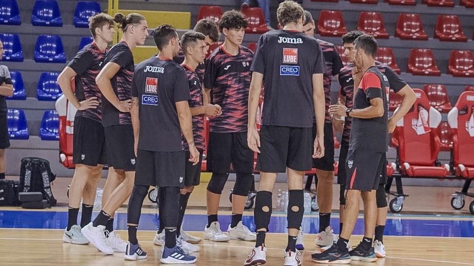 VolleyLube's tweet image. 🔥 Settimana rovente per la Lube
📌 Martedì (h17) allenamento con Macerata all'Eurosuole Forum
📌 Giovedì (h17.30) allenamento con Perugia al PalaBarton Energy
📌 Sabato (h17) amichevole con Modena al PalaCiarapica di San Severino
#esserelube #programma
lubevolley.it/news/2025-09-2…