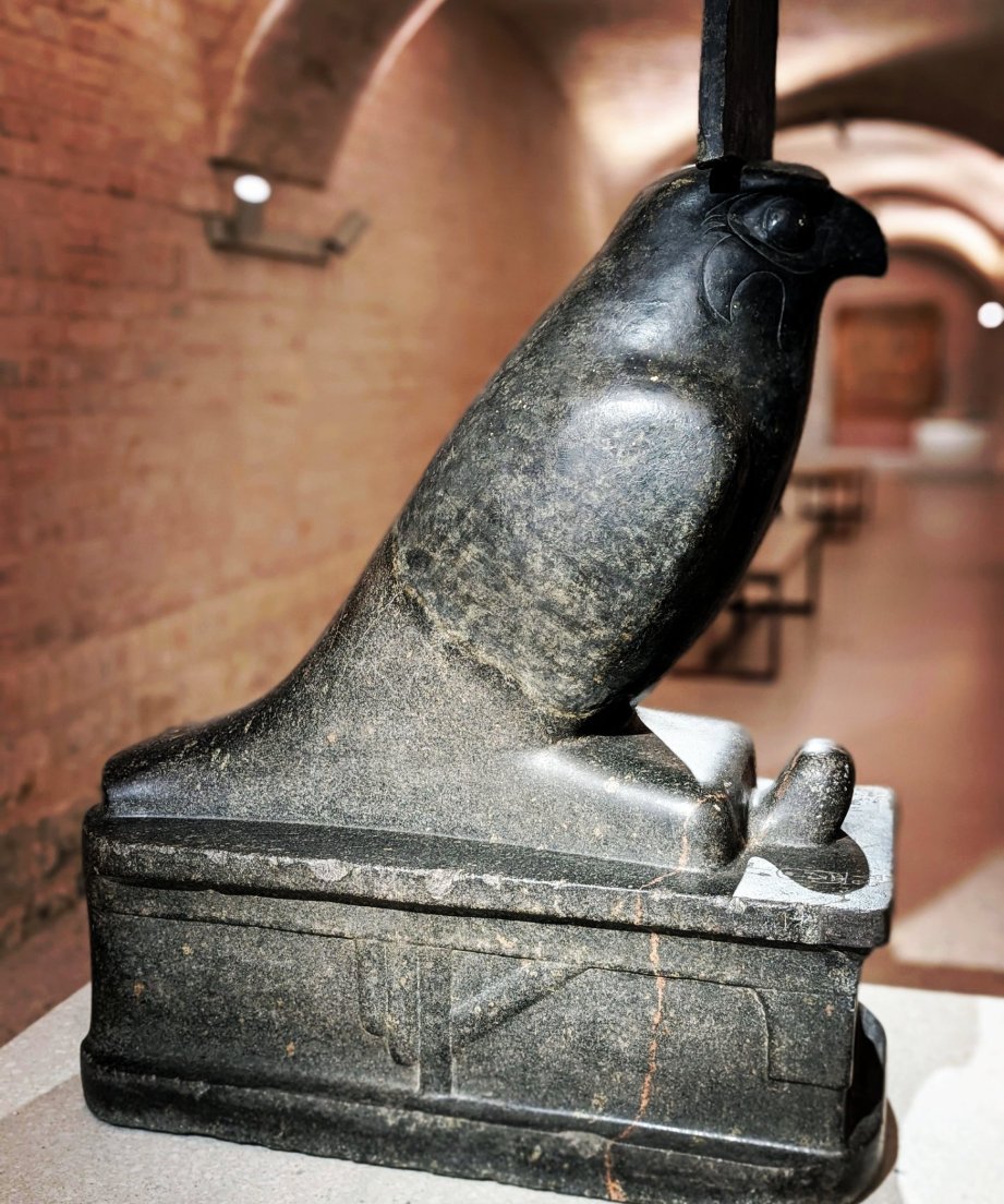 EgyptMcr's tweet photo. After a most interesting visit @hawkconservancy this week to see raptors in action, I'm reminded of this powerful statue of a raptor deity in Berlin, unusually shown perched directly on a distinctive standard - itself a sign of divinity π¦
β¨
#StatueSunday #Faconry #AncientEgypt https://t.co/8RO0GRBrp5