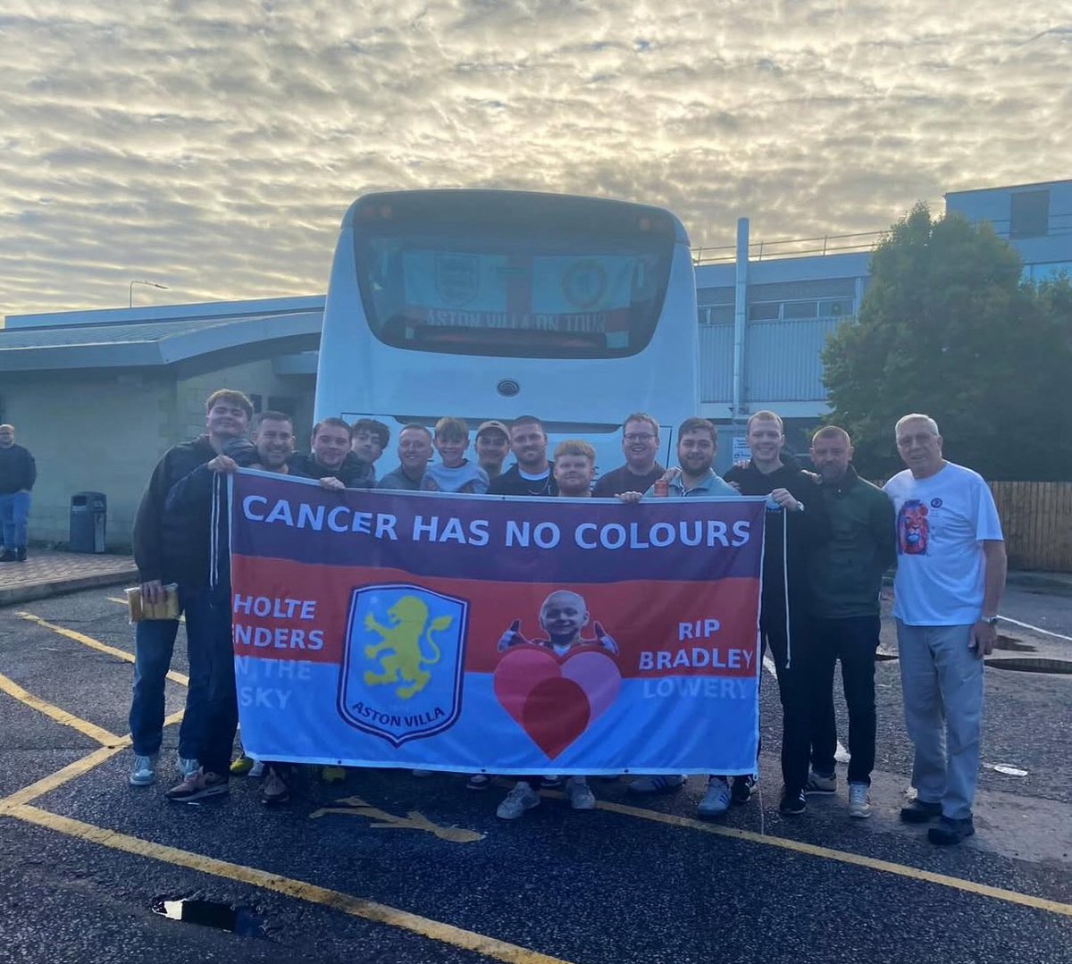 Football Away Days (@fbawaydays) on Twitter photo Lovely touch from Aston Villa fans off up to Sunderland this morning. 
#AVFC #SAFC πβ€οΈ Lovely touch from Aston Villa fans off up to Sunderland this morning. 
#AVFC #SAFC πβ€οΈ
