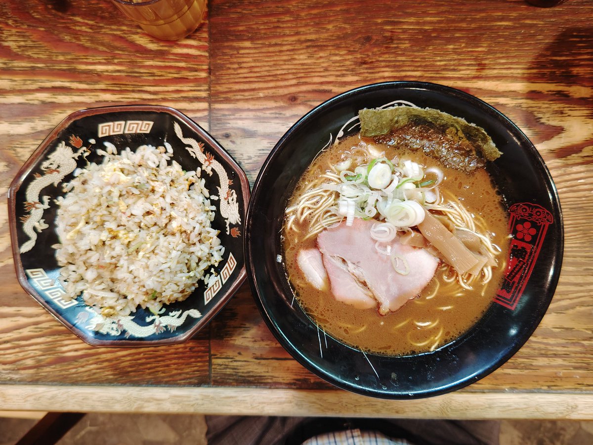 danna9056's tweet photo. 仕事帰りに #金澤濃厚中華そば神仙 さんで中華そば麺カタとチャーハン小をいただきました。濃厚ドロスープは中毒性高くて病みつきになる味。極細麺にねろっと絡んでするするっと喉を通る。チャーハンも懐かしい味わいでさらりといける。毎月末尾1の日は来店ポイント3倍。 #ramen #kanazawa #神系一門 https://t.co/F7BSrQPOZr