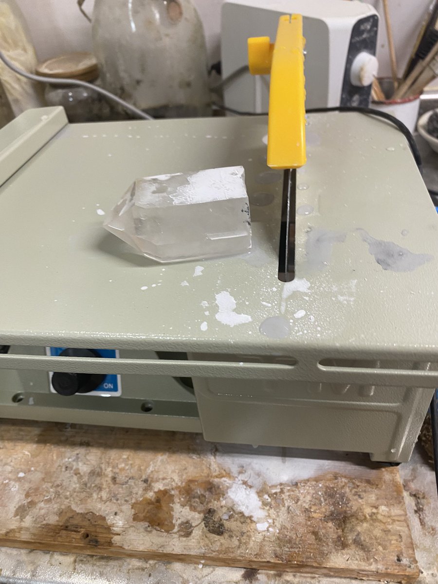 日曜日は普段の作品制作とは別に、水晶の加工に挑戦していました。
甲州屋(KOSHUYA)さんの水晶切断機は動画で見た通りの切れ味で、作業はとてもスムーズに進みました。ただ排水まわりは、まだ自分なりの工夫が必要だと感じています。