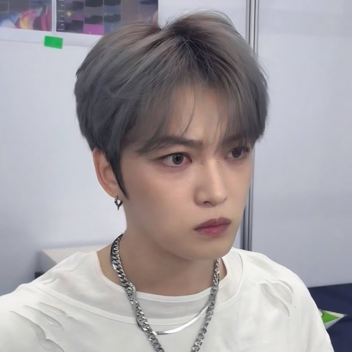 이 얼굴로 노래 미친듯이 잘 부르는 거 진짜 거짓말 같다 서바 보다가 새삼 느꼈는데 비주얼 메보 거의 멸종위기종 1급 수준임